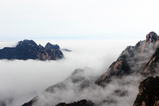 云雾缭绕的壮美山峰