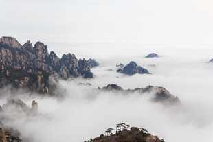 黄山云海中的壮丽山峦