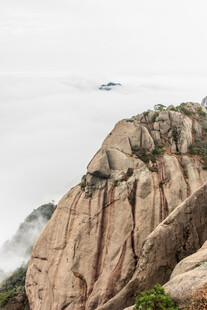 云雾缭绕的嶙峋山峰