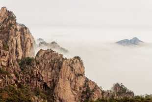 黄山云海中的壮丽山峰