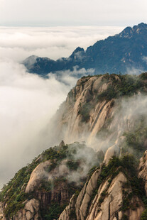 云雾缭绕的壮美山景