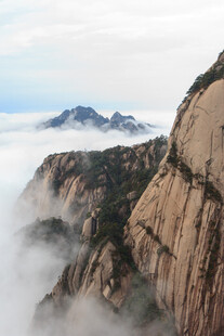 黄山云海中的巍峨山峰