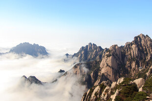 黄山云海中的壮丽山峰