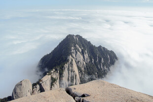 云海中的巍峨山峰