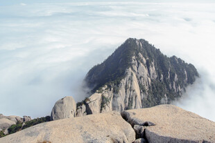 巍峨山峰云雾缭绕之景