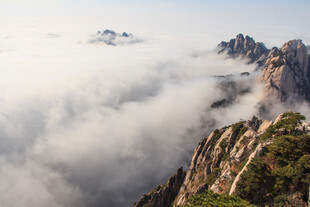 黄山云海中的壮丽山峰