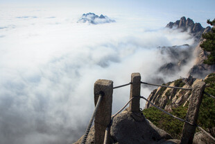 云海中的山间观景台