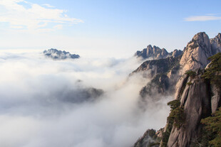 黄山云海中的壮丽山峰