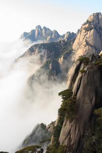 云雾缭绕的壮美山峰