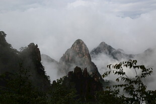 云雾缭绕的壮丽山峰