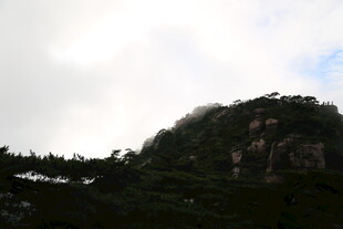 云雾缭绕的葱郁山峰