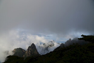 云雾缭绕的壮丽山峦