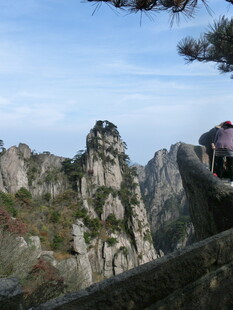 游客赏奇峰美景