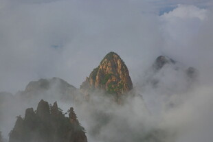 云雾缭绕中的巍峨山峰