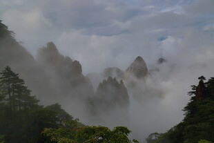 云雾缭绕的壮丽山峦