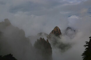 云雾缭绕的壮丽山峰