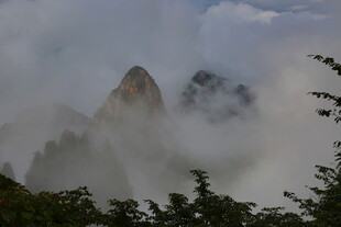 云雾缭绕中的巍峨山峰