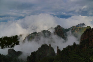 云雾缭绕的壮美山峦