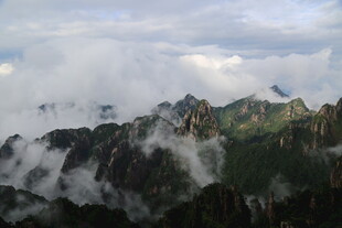 云雾缭绕的壮美山峦