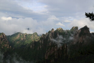 云雾缭绕的壮美山峦景色