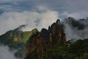 云雾缭绕的壮美山峰
