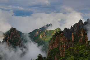 云雾缭绕的壮美山峦