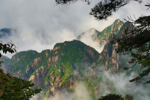 云雾缭绕的壮美山峦