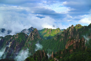 壮丽山峦云雾缭绕美景