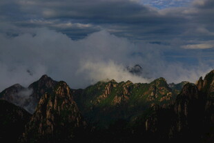 云雾缭绕的壮丽山峦