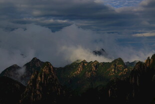 云雾缭绕的壮丽山峦