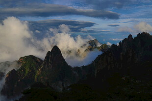 云雾缭绕的壮丽山峦