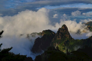 云雾缭绕的壮丽山峰