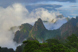 云雾缭绕的壮美山峦