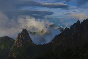 云雾缭绕的壮丽山峰景色