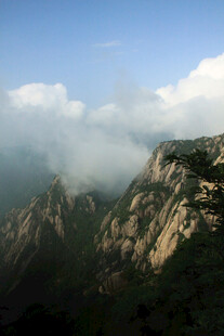 云雾缭绕的壮丽山峰