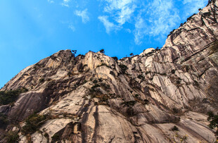 巍峨险峻的壮丽山峰