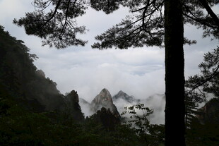 云雾缭绕的壮美山峦景色