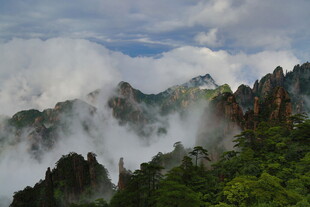 云雾缭绕的壮美山峦景色
