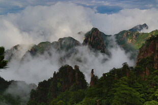 云雾缭绕的壮美山峦