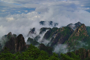 云雾缭绕的壮美山峦