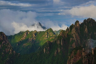 壮丽山景云雾缭绕