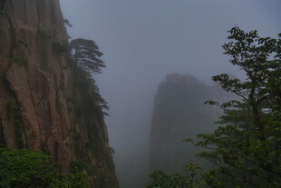 云雾缭绕的险峻山峰