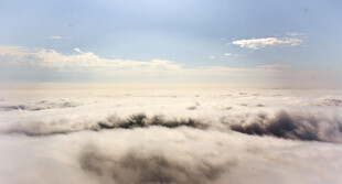 云海之上的壮丽天空景观