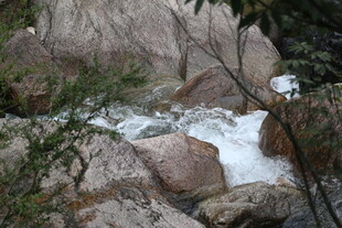 山间溪流穿石而过