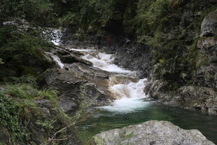 山间溪流瀑布自然美景