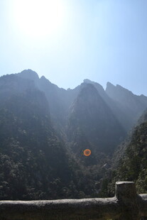 阳光照耀下的壮丽山峦