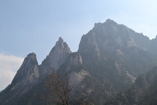 巍峨壮丽的山峰景观