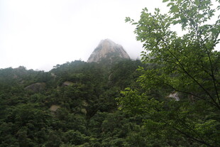 山林间的巍峨山峰