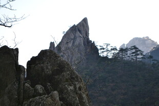 巍峨奇峰 尽显壮丽山色
