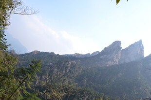 秀丽山峦间的自然景致